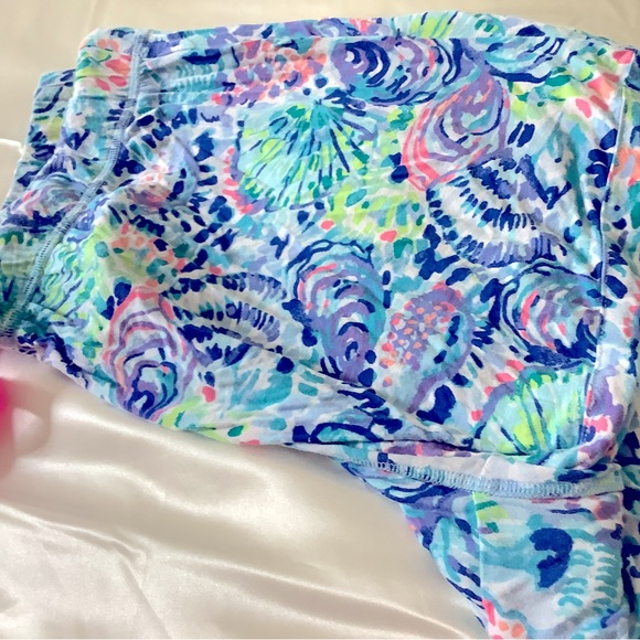 So pretty lilly pulitzer shorts - Picture 2 of 6